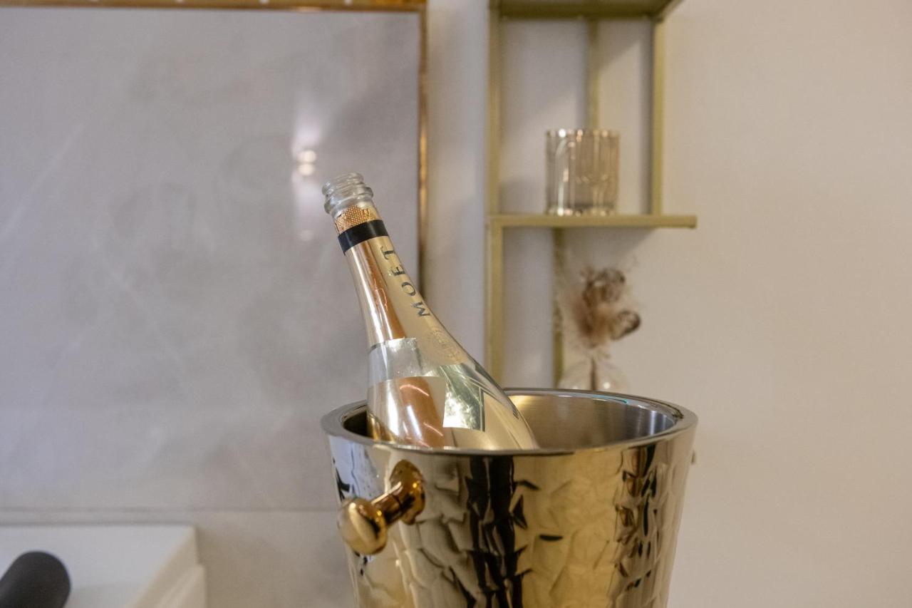 Fashion Apartment Gold Bologna With Jacuzzi & Car Garage מראה חיצוני תמונה