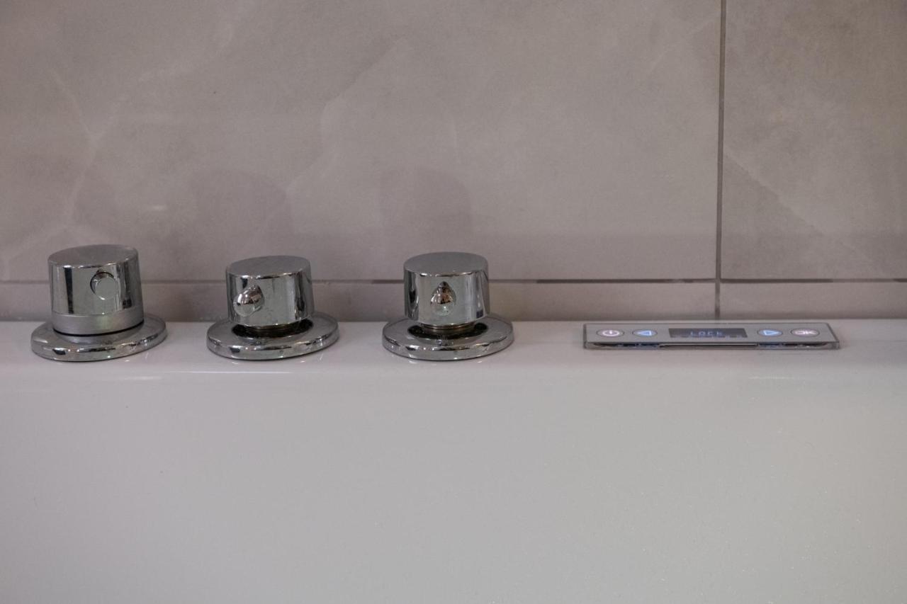 Fashion Apartment Gold Bologna With Jacuzzi & Car Garage מראה חיצוני תמונה