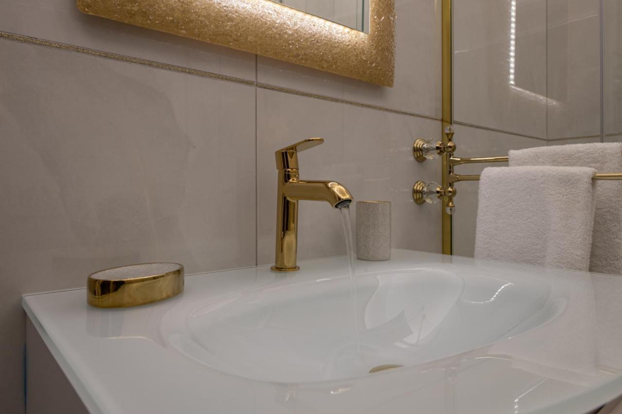 Fashion Apartment Gold Bologna With Jacuzzi & Car Garage מראה חיצוני תמונה